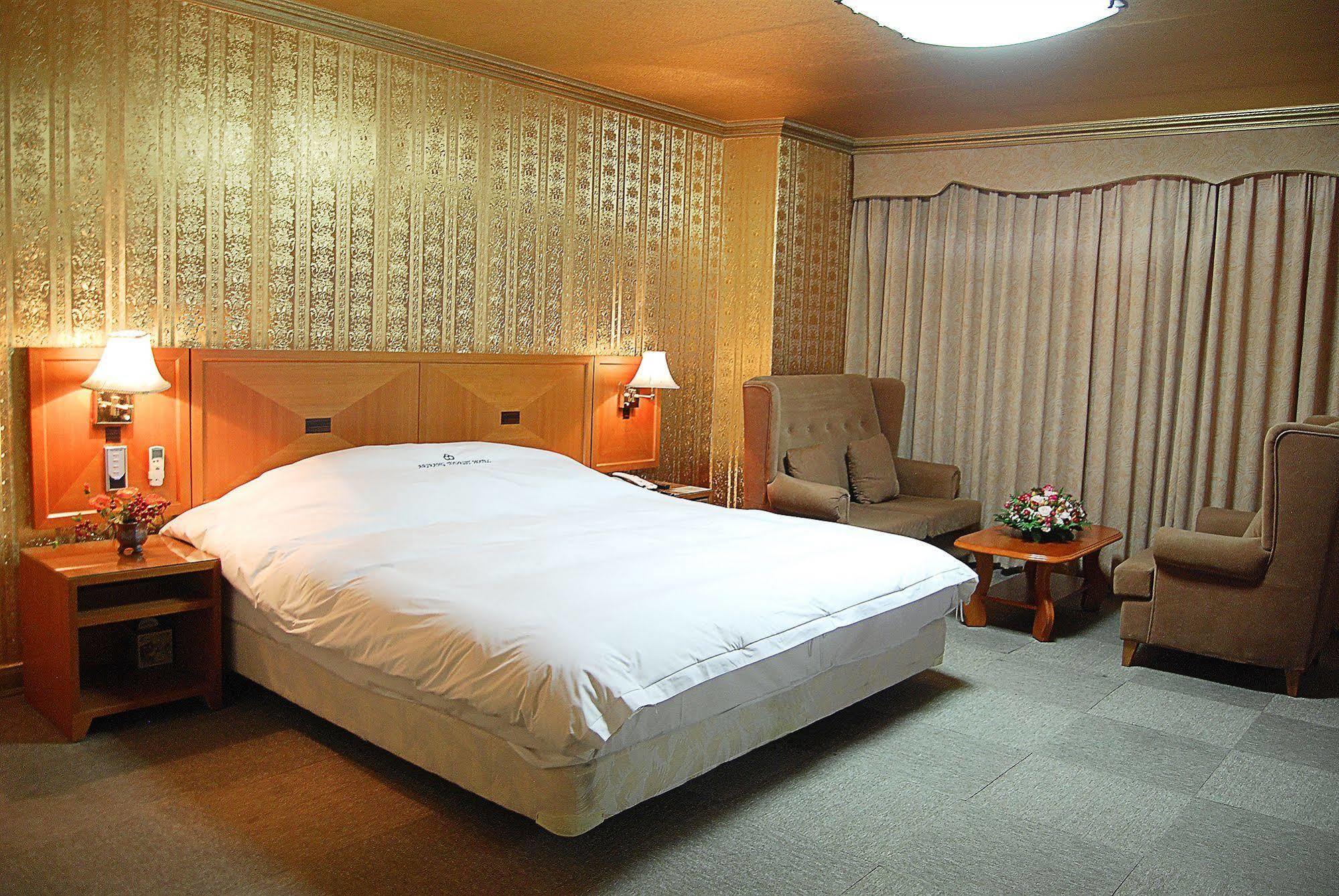 Arirang Tourist Hotel Чханвон Екстер'єр фото